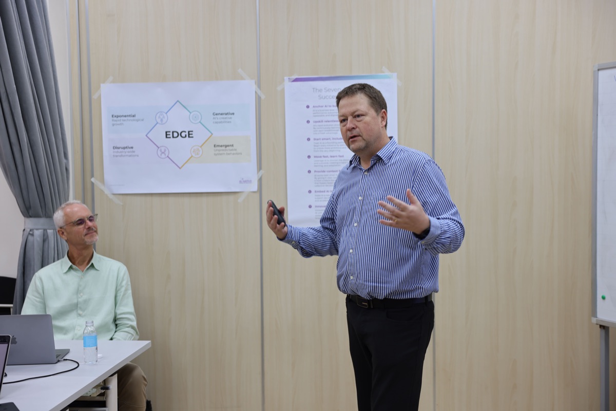 Ola Gedenryd engaged in discussion